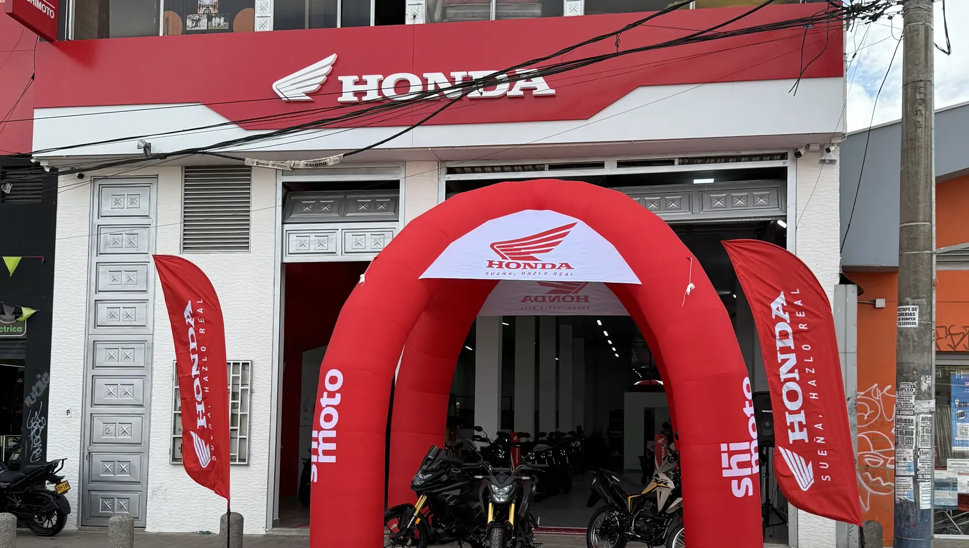 Arco inflable y banderas producidas por Majica en un concesionario Honda