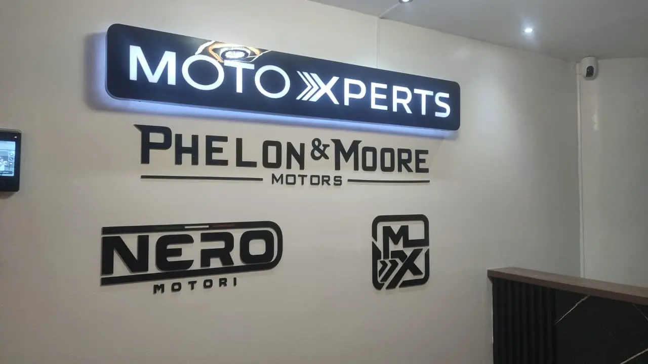 Avisos acrílicos iluminados para MotoXperts y Phelon & Moore